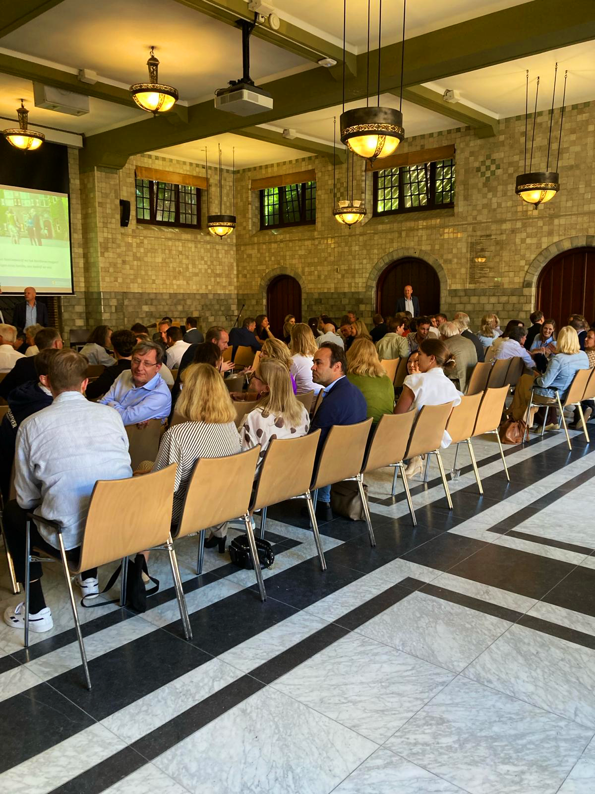 Deelnemers van het Nyenrode Private Wealth Management Programma tijdens een collegebijeenkomst