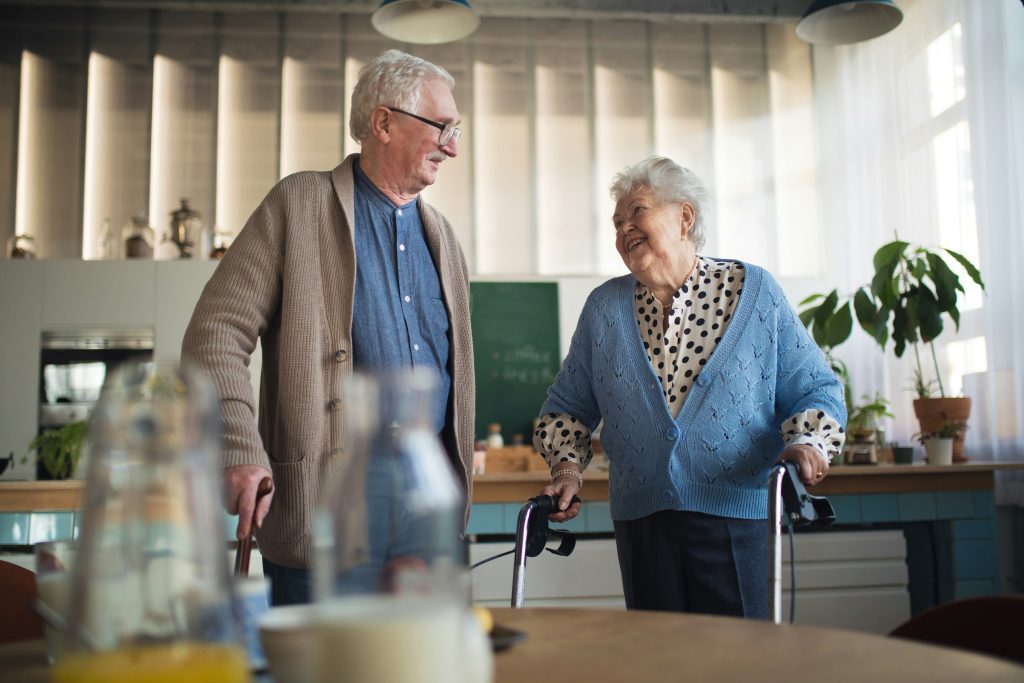 Ouder echtpaar in een modern woonzorgconcept met open keuken