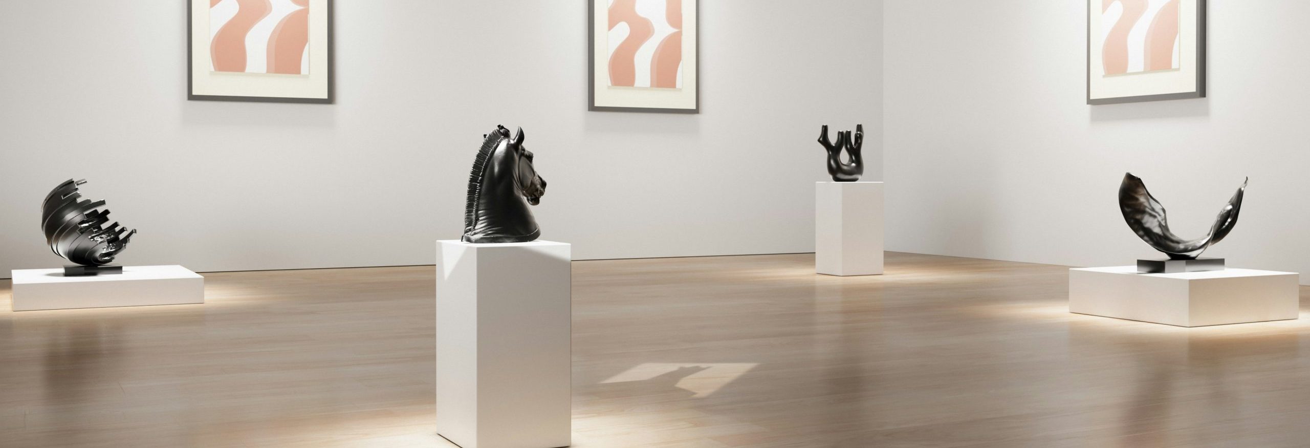 Kunstgalerie met sculpturen en schilderijen, als voorbeeld van een kunstcollectie binnen een familievermogen